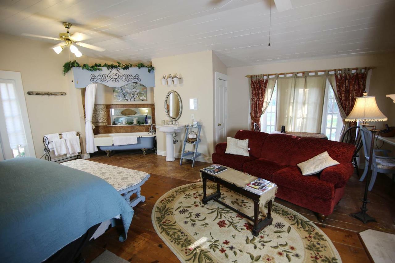 Iron Horse Inn Granbury Extérieur photo