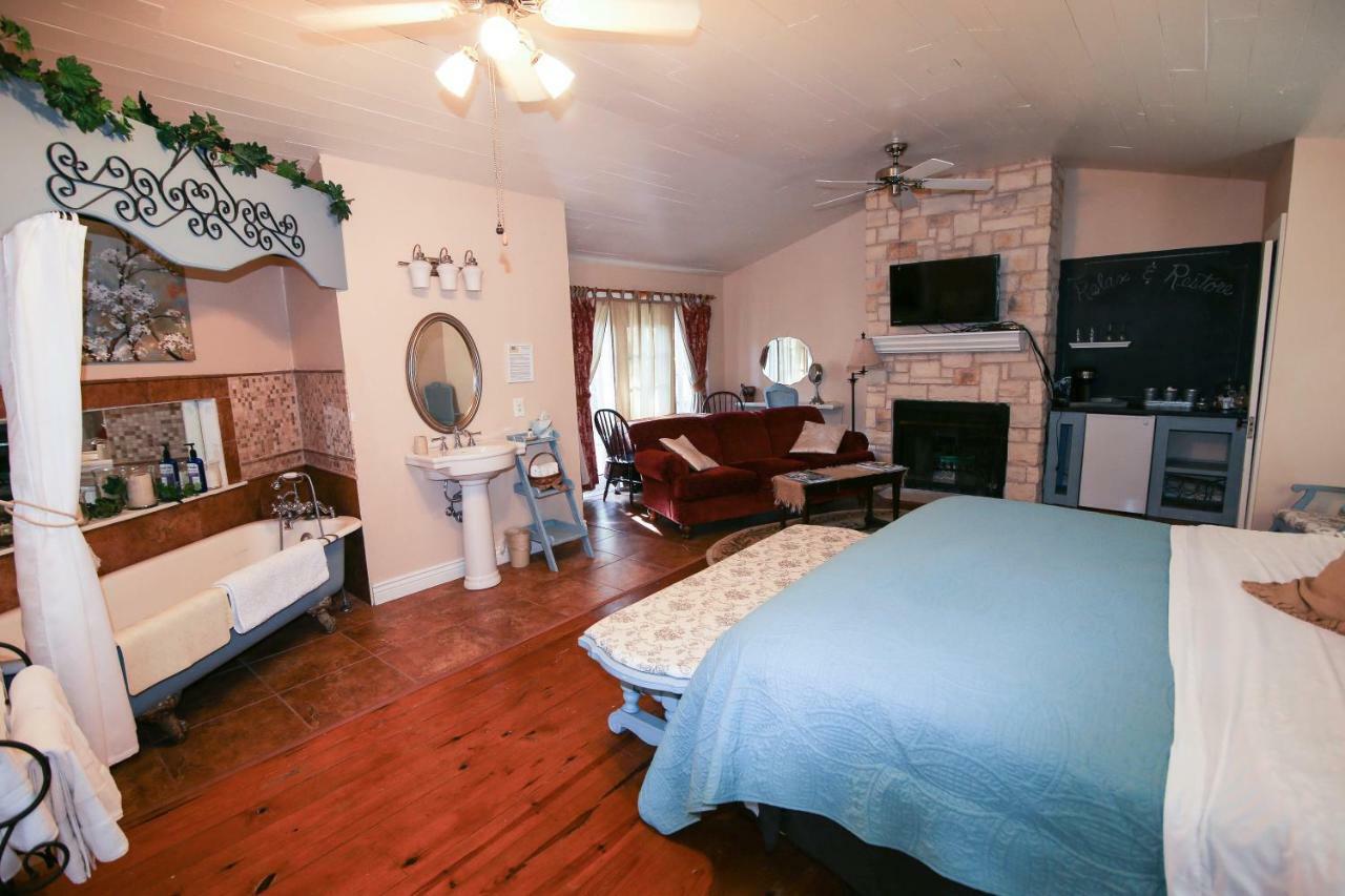 Iron Horse Inn Granbury Extérieur photo