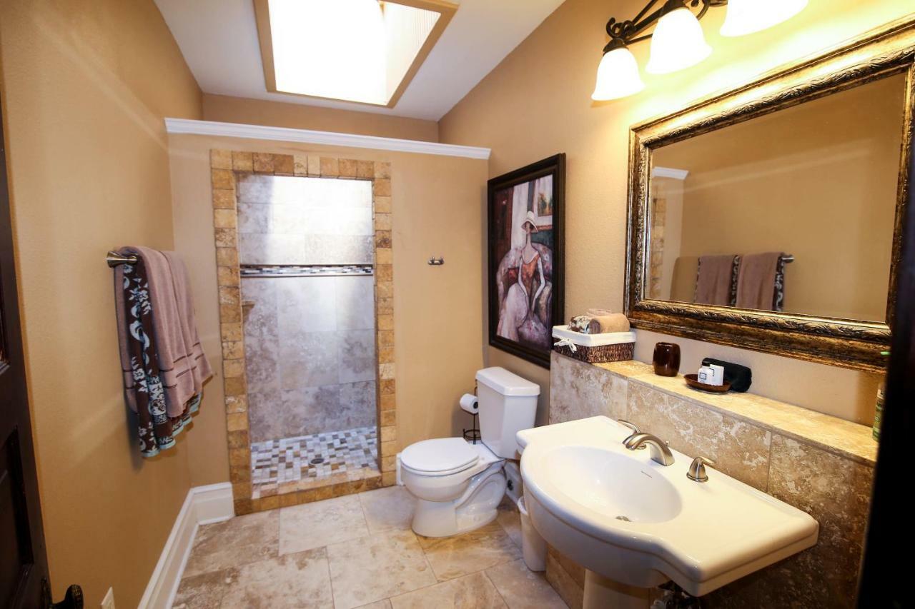 Iron Horse Inn Granbury Extérieur photo